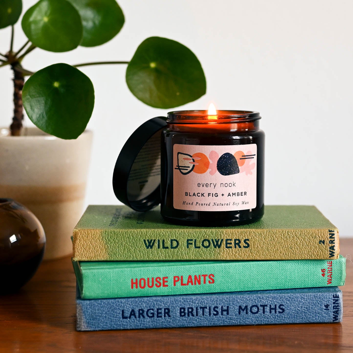 Black fig and amber small scented candle